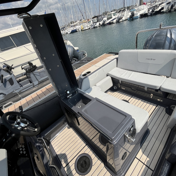 Console et T-Top du Zodiac Medline 7.5, sellerie gris soft | Rioux Nautique