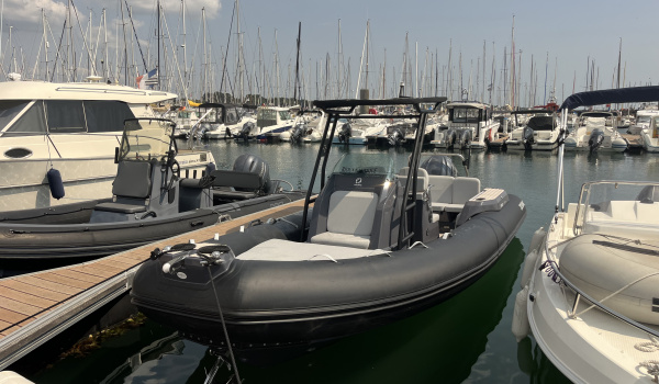 Zodiac Medline 7.5 vue de face, T-Top et coque anthracite | Rioux Nautique
