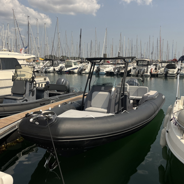 Zodiac Medline 7.5 vue de face, T-Top et coque anthracite | Rioux Nautique