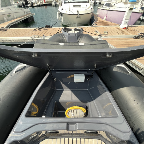 Zodiac Medline 7.5 T-Top neuf, vue de profil, coque gris anthracite | Rioux Nautique