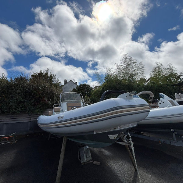 Zodiac Medline 740 à vendre occasion chez rioux nautique à la trinité sur mer