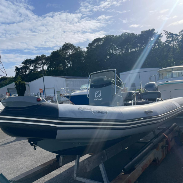 Zodiac Pro Open 650 hypalon + Yamaha F150 AETX 2015 740h – vue de profil | Rioux Nautique