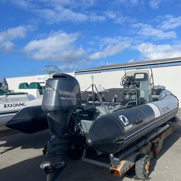 Semi-rigide hypalon Zodiac Pro Open 650 console basculante bolster portes cannes | Rioux Nautique