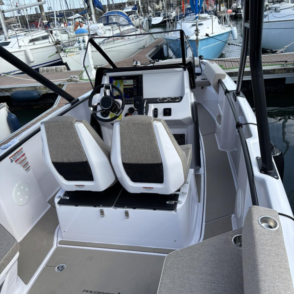 Vue extérieure de l’Axopar 22 T-Top avec Mercury 200cv | Rioux Nautique