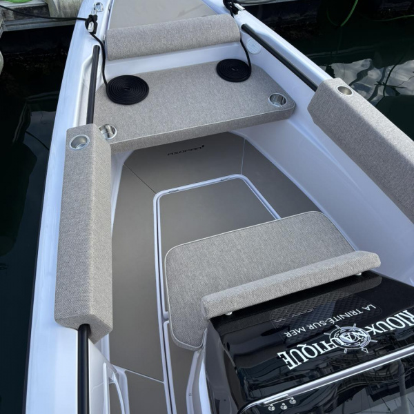 Détails du pont avec douchette et éclairage LED | Rioux Nautique