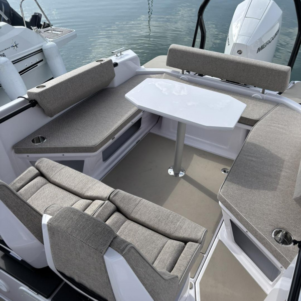 Disposition en U du cockpit Axopar 22 T-Top Mediterrana | Rioux Nautique
