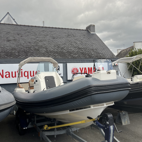 Zodiac Medline 6.8 motorisé Yamaha 200XCA 2022 97 heures – semi-rigide occasion avec bain de soleil avant et arrière | Rioux Nautique