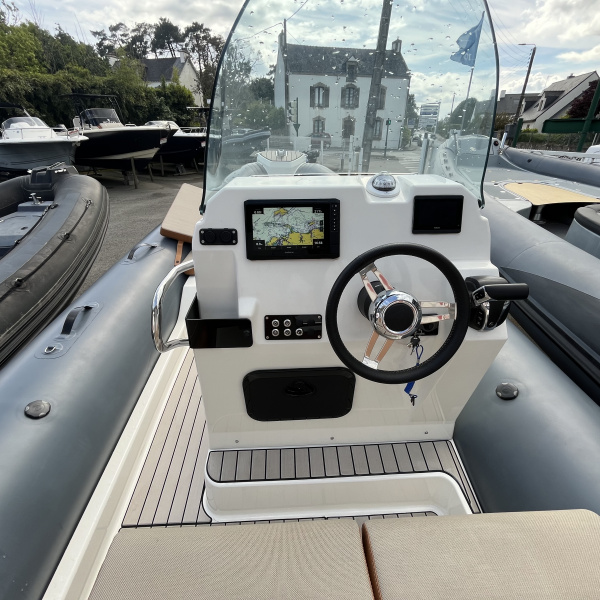 Moteur Yamaha 200XCA 2022 sur Zodiac Medline 6.8 – direction hydraulique, commande électrique et hélice inox | Rioux Nautique