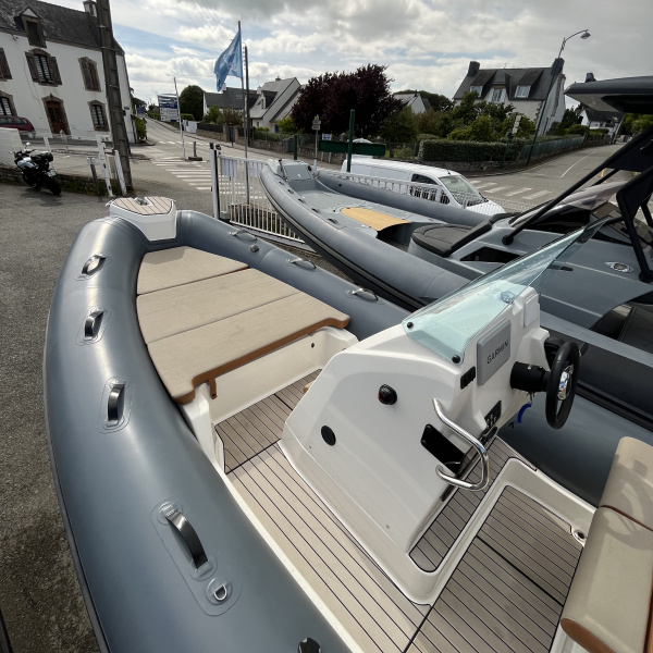 Bain de soleil avant et pont en EVA du Zodiac Medline 6.8 occasion – confort et équipements complets | Rioux Nautique