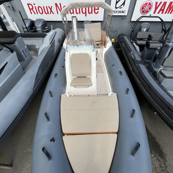 Bain de soleil arrière, strapontin et table de cockpit du Zodiac Medline 6.8 – semi-rigide familial occasion | Rioux Nautique