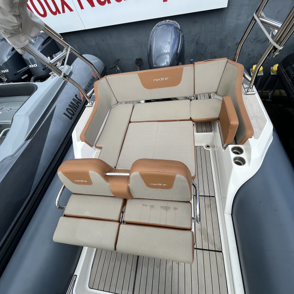 Bimini déployé et sellerie complète du Zodiac Medline 6.8 motorisé Yamaha 200XCA – semi-rigide grand confort | Rioux Nautique