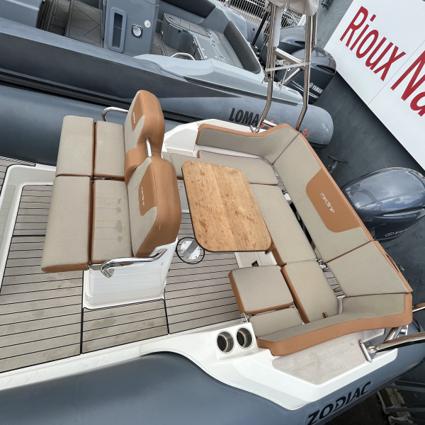 Poste de pilotage du Zodiac Medline 6.8 avec GPS Garmin intégré – semi-rigide occasion Yamaha 200cv 2022 | Rioux Nautique