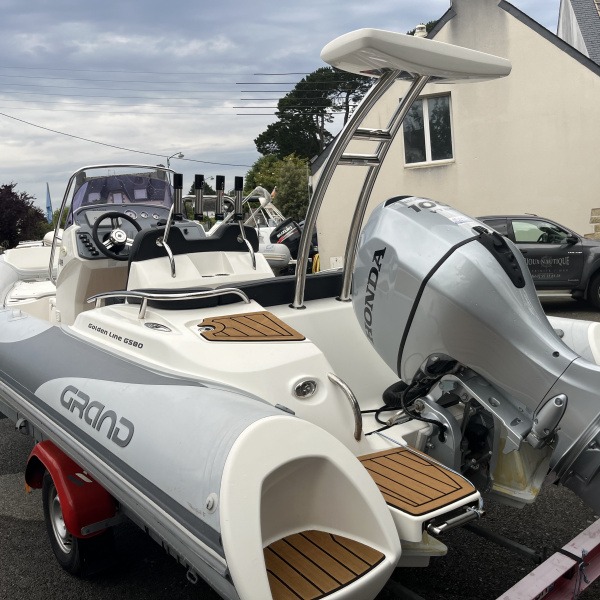 Grand Golden Line 580 de 5,85 mètres avec réservoir de 90 litres et capacité de 11 personnes | Rioux nautique