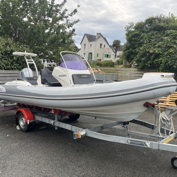 Cockpit du Grand Golden Line 580 avec console centrale, sièges doubles et aménagements confortables | Rioux nautique