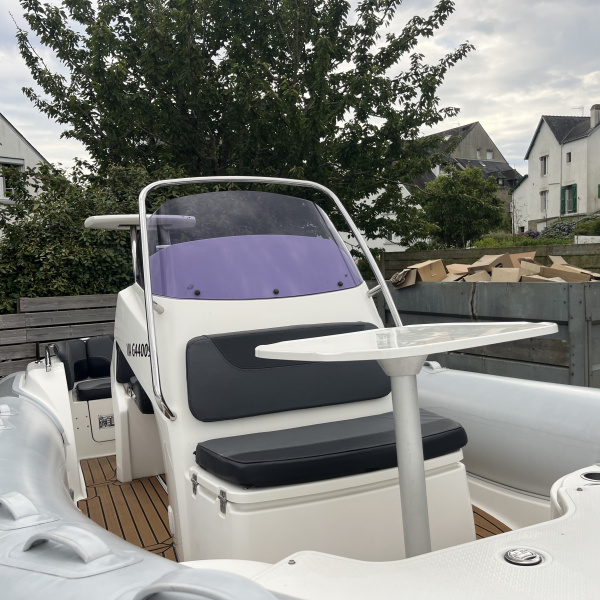 Semi-rigide Grand Golden Line 580 équipé de flotteurs Hypalon Orca et d’un moteur Honda BF100 quatre temps | Rioux nautique Grand Golden Line 580 prêt pour les loisirs nautiques avec échelle intégrée, bain de soleil et pack électrique complet | Rioux nautique