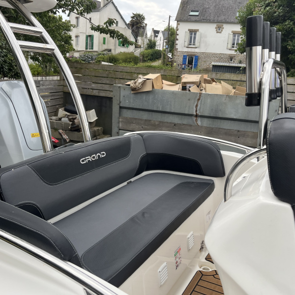 Vue du Grand Golden Line 580 doté d’une arche de ski nautique, plateformes arrière et bain de soleil avant | Rioux nautique