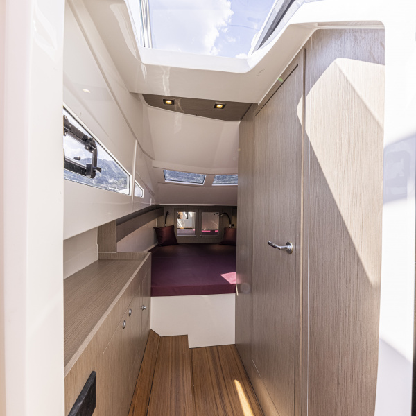 Lomac Gran Turismo 11.0 : cabine confortable, bain de soleil et réservoir de 650 L, prêt en 2025