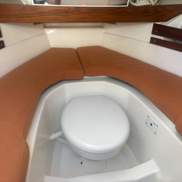 Kelt White Shark 228, bimini, bain de soleil, guindeau électrique. Moteur Yamaha F250. | Rioux Nautique