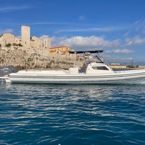 Semi-rigide Capelli Tempest 40 Stratocaster 2020 avec deux moteurs Yamaha V8 F425 XTO blancs | Rioux Nautique