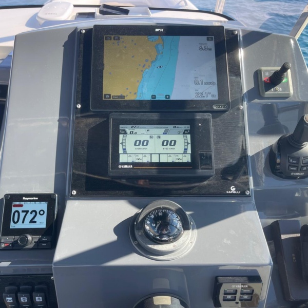 Cockpit du Capelli Tempest 40 avec Flexiteak, leaning post et kitchenette extérieure | Rioux Nautique