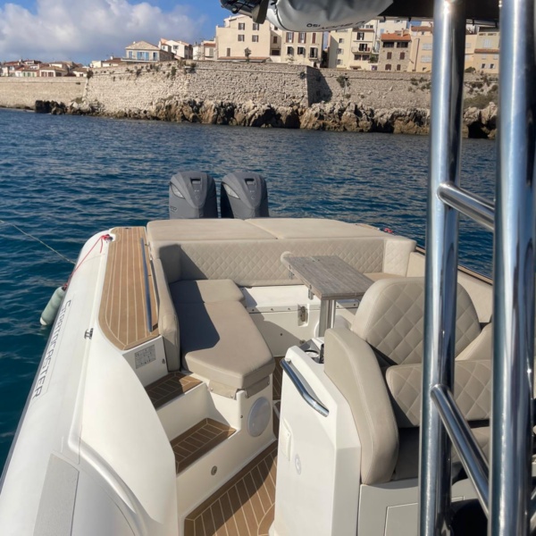 Poste de pilotage du Capelli Tempest 40 avec électronique Raymarine Axiom 12 Pro | Rioux Nautique