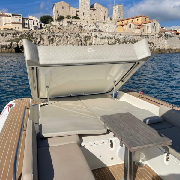 Bain de soleil arrière et banquette du semi-rigide Capelli Tempest 40 Stratocaster | Rioux Nautique