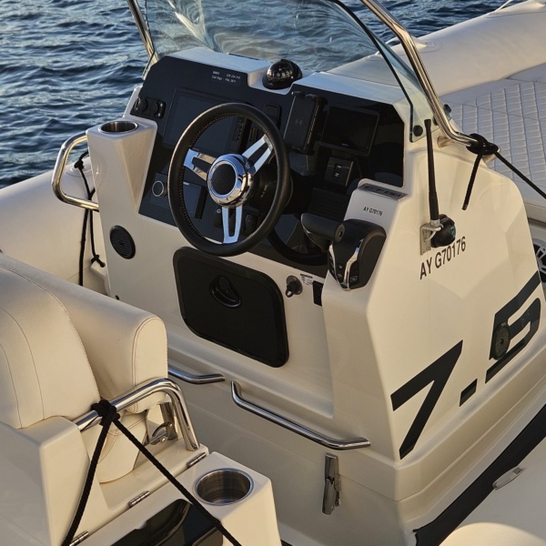 Flotteurs NEO carbone et coque blanche du Zodiac Medline 7.5 GT à vendre | Rioux Nautique