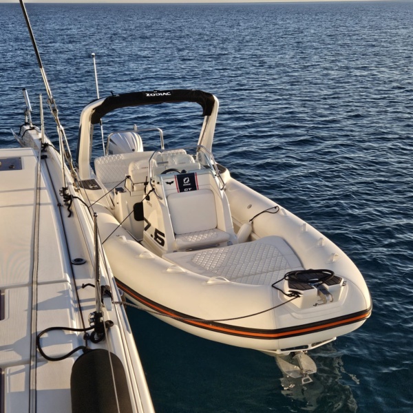 Bain de soleil avant et rollbar avec bimini intégré du Zodiac Medline 7.5 GT à vendre | Rioux Nautique