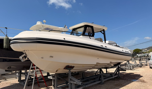 Essais en mer gratuits du Zodiac X9CC : dimensions, motorisation, cabine détaillées | Rioux Nautique